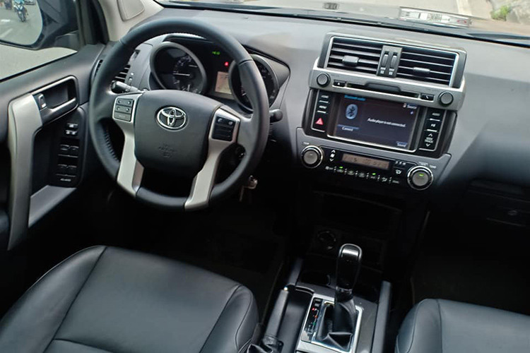 Về nội thất, Prado 2016 sử dụng vô lăng da 4 chấu tích hợp các phím bấm bao gồm; điều khiển hệ thống âm thanh, phím đàm thoại rảnh tay thông qua kết nối Bluetooth, phím điều khiển màn hình đa thông tin MID. Bảng đồng hồ optitron hiển thị sắc nét được thiết kế mới sang trọng tích hợp màn hình đa thông tin TFT màu.