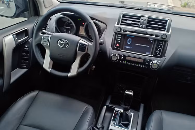 Về nội thất, Prado 2016 sử dụng vô lăng da 4 chấu tích hợp các phím bấm bao gồm; điều khiển hệ thống âm thanh, phím đàm thoại rảnh tay thông qua kết nối Bluetooth, phím điều khiển màn hình đa thông tin MID. Bảng đồng hồ optitron hiển thị sắc nét được thiết kế mới sang trọng tích hợp màn hình đa thông tin TFT màu.