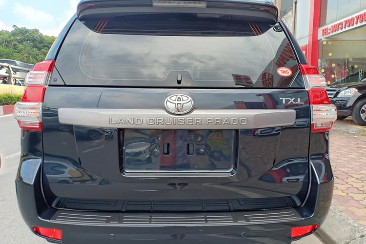 Toyota Land Cruiser Prado 2016 sở hữu động cơ xăng 2TR-FE 2.7L 4 xy lanh thẳng hàng cho công suất tối đa 164 mã lực và mô-men xoắn cực đại 246Nm. Đi kèm với động cơ này là hộp số tự động 6 cấp và hệ thống dẫn động 4 bánh toàn thời gian có trang bị khóa vi sai trung tâm hạn chế trượt TORSEN, hỗ trợ tối đa khả năng off-road.