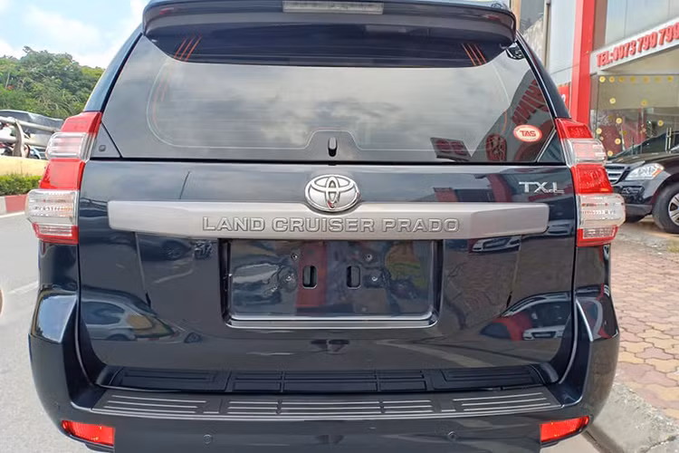 Toyota Land Cruiser Prado 2016 sở hữu động cơ xăng 2TR-FE 2.7L 4 xy lanh thẳng hàng cho công suất tối đa 164 mã lực và mô-men xoắn cực đại 246Nm. Đi kèm với động cơ này là hộp số tự động 6 cấp và hệ thống dẫn động 4 bánh toàn thời gian có trang bị khóa vi sai trung tâm hạn chế trượt TORSEN, hỗ trợ tối đa khả năng off-road.