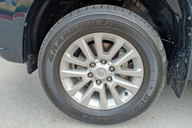 Mặc dù đã lăn bánh 3 năm, tuy nhiên các trang bị ngoại thất vẫn trong tình trạng sử dụng tốt như; gương chiếu hậu chỉnh điện tích hợp đèn báo rẽ, đèn hậu và đèn phanh thứ ba dạng LED tích hợp trên cánh lướt gió phía sau vẫn cho khả năng chiếu sáng tốt. La-zăng vẫn là loại hợp kim nhôm nguyên bản đa chấu, kích thước 18-inch mạnh mẽ.