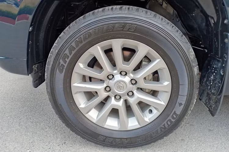 Mặc dù đã lăn bánh 3 năm, tuy nhiên các trang bị ngoại thất vẫn trong tình trạng sử dụng tốt như; gương chiếu hậu chỉnh điện tích hợp đèn báo rẽ, đèn hậu và đèn phanh thứ ba dạng LED tích hợp trên cánh lướt gió phía sau vẫn cho khả năng chiếu sáng tốt. La-zăng vẫn là loại hợp kim nhôm nguyên bản đa chấu, kích thước 18-inch mạnh mẽ.