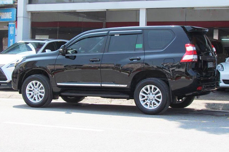 Chiếc xe Toyota Land Cruiser Prado TXL 2016 trong bài viết này đang được chào bán từ một đại lý ôtô đã qua sử dụng tại Hà Nội. Chiếc xe còn khá mới, tình trạng nội ngoại thất còn nguyên bản. Phiên bản này được xem liền kề trước phiên bản nâng cấp vừa ra mắt cuối năm 2016.