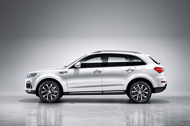 Trên phiên bản 2019, Zotye T600 đã được cải tiến đáng kể trong thiết kế nội - ngoại thất sao cho thật sự đẹp, khác lạ hơn. Tuy nhiên, nếu quan sát nó vẫn khá giống một vài mẫu xe nổi tiếng nào đó. Xe có chiều dài 4.648 mm, rộng 1.893 mm, cao 1.686 mm và chiều dài cơ sở 2.807 mm.