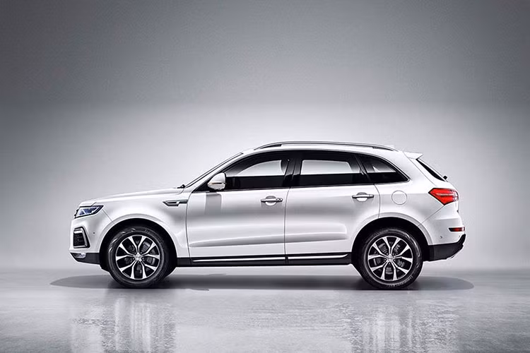 Trên phiên bản 2019, Zotye T600 đã được cải tiến đáng kể trong thiết kế nội - ngoại thất sao cho thật sự đẹp, khác lạ hơn. Tuy nhiên, nếu quan sát nó vẫn khá giống một vài mẫu xe nổi tiếng nào đó. Xe có chiều dài 4.648 mm, rộng 1.893 mm, cao 1.686 mm và chiều dài cơ sở 2.807 mm.