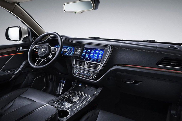Bên trong của mẫu xe Zotye T600 2019 mới, nội thất được đánh giá là có thiết kế đơn giản với màn hình thông tin giải trí nằm độc lập trên mặt táp-lô. Ngoài ra, mẫu crossover cỡ trung này còn được trang bị đồng hồ kỹ thuật số và ghế bọc da phối 2 màu đen - kem.