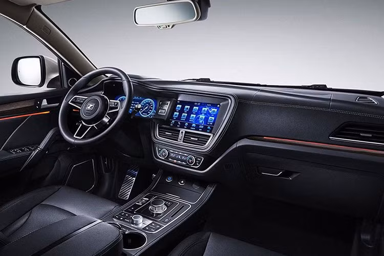 Bên trong của mẫu xe Zotye T600 2019 mới, nội thất được đánh giá là có thiết kế đơn giản với màn hình thông tin giải trí nằm độc lập trên mặt táp-lô. Ngoài ra, mẫu crossover cỡ trung này còn được trang bị đồng hồ kỹ thuật số và ghế bọc da phối 2 màu đen - kem.