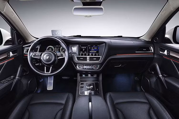 Tại thị trường Trung Quốc, Zotye T600 2019 có 2 phiên bản là 1.5T 6AT và 1.8T 7DCT. So với bản 1.5T 6AT, bản 1.8T 7DCT có một số điểm khác biệt về trang bị như nút bấm khởi động máy, mở cửa không cần chìa, kết nối với điện thoại thông minh, camera lùi hay phanh đỗ xe điện tử.