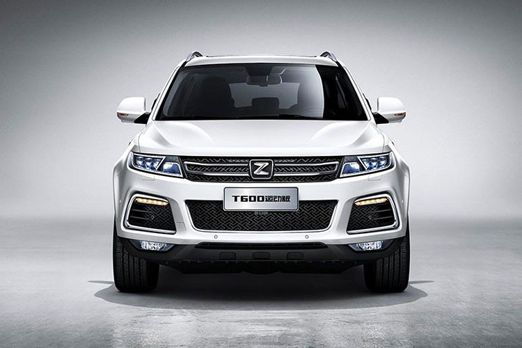 Đầu tiên là ngoại hình với phần đầu của xe được trang bị đèn pha LED, nối liền cùng lưới tản nhiệt hình lục giác có thiết kế thời trang hơn phiên bản cũ. Ngay cả thiết kế cản trước và hốc đèn sương mù của Zotye T600 2019 cũng được điều chỉnh lại sao cho đẹp mắt hơn. 