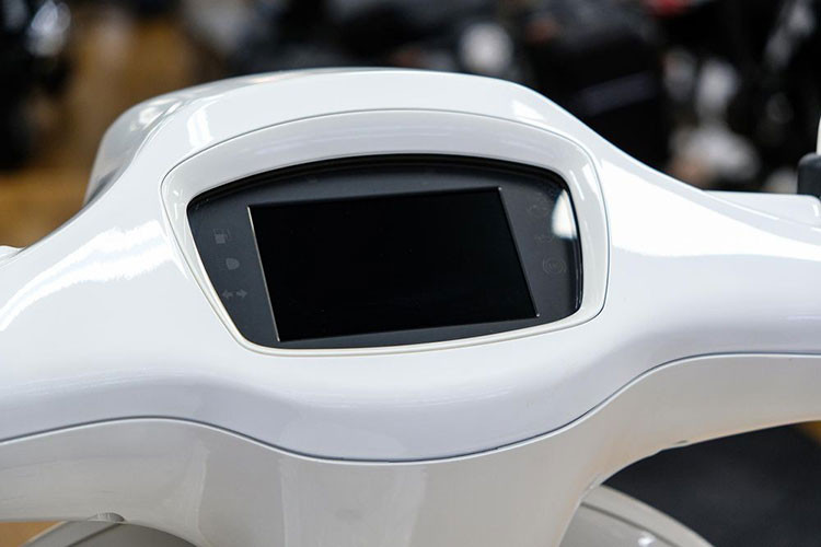 Về thiết kế, mẫu xe ga Vespa Sprint Justin Bieber mang ngoại hình đặc biệt với màu trắng chủ đạo, dàn vỏ thép của xe cũng như yên xe đều được sơn màu trắng. Trên các chi tiết như ốp đuôi, vè chắn bùn trước và mặt nạ còn có tem lửa màu bạc làm điểm nhấn.