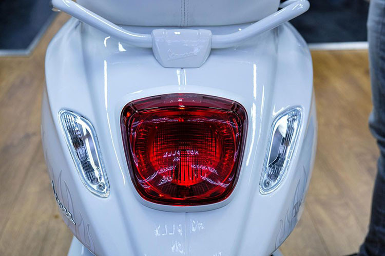 Tương tự như các bản đặc biệt khác, Vespa Sprint Justin Bieber cũng sẽ đi kèm với gói phụ kiện độc quyền màu trắng nổi bật gồm túi đeo, găng tay và mũ bảo hiểm... 