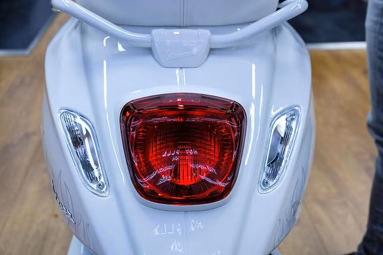 Tương tự như các bản đặc biệt khác, Vespa Sprint Justin Bieber cũng sẽ đi kèm với gói phụ kiện độc quyền màu trắng nổi bật gồm túi đeo, găng tay và mũ bảo hiểm... 