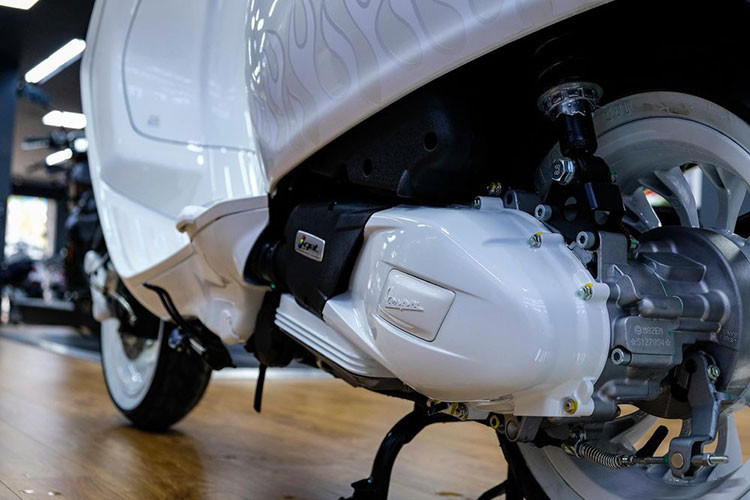 Trong khi đó bản Cận cảnh 150 trang bị dộng cơ 150cc với công suất 12,7 mã lực và mômen xoắn cực đại 12,8 Nm.