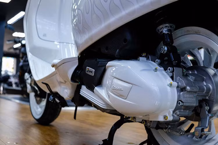 Trong khi đó bản Cận cảnh 150 trang bị dộng cơ 150cc với công suất 12,7 mã lực và mômen xoắn cực đại 12,8 Nm.