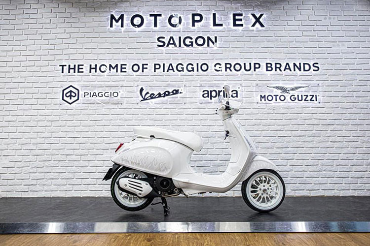 Sự xuất hiện của Vespa Sprint Justin Bieber 2022 mới đã nâng số phiên bản của dòng xe này lên con số 5, bên cạnh 3 bản hiện có là 125, S125 và S150. Về giá thành, Vespa Sprint Justin Bieber 125 đắt hơn 2 phiên bản 125cc từ 36 - 38,4 triệu đồng.