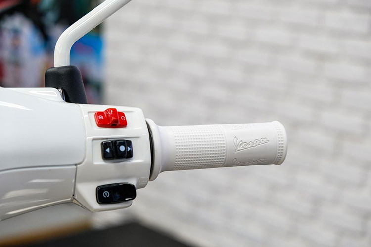 Mẫu xe ga Vespa Sprint Justin Bieber sẽ khoác lên mình bộ cánh màu trắng hoàn toàn. Không những thế, các trang bị như yên xe, gương chiếu hậu và vành xe đều được phủ màu trắng.