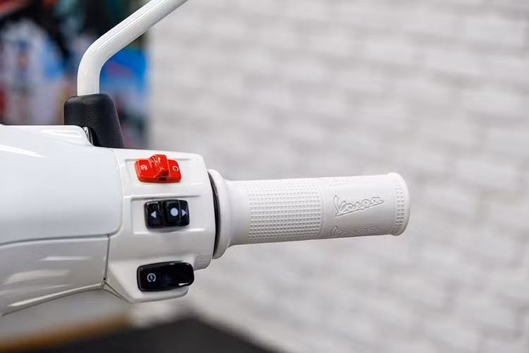 Mẫu xe ga Vespa Sprint Justin Bieber sẽ khoác lên mình bộ cánh màu trắng hoàn toàn. Không những thế, các trang bị như yên xe, gương chiếu hậu và vành xe đều được phủ màu trắng.