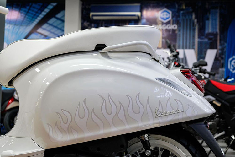 Hòa lẫn vào màu sơn trắng của xe là logo thương hiệu cá nhân của Justin Biber và họa tiết lửa cháy dọc thân xe.