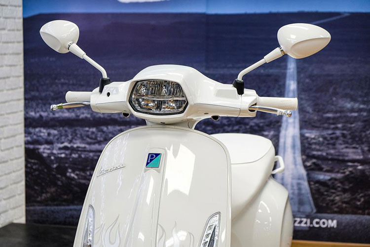 Trong khi đó Sprint Justin Bieber 150 đắt hơn Sprint S150 37,7 triệu đồng. Mức giá này tương đương với các dòng GTS như SuperSport 150 hay thậm chí là SuperSport 300, vốn có giá từ 115,4 đến 139,4 triệu đồng.