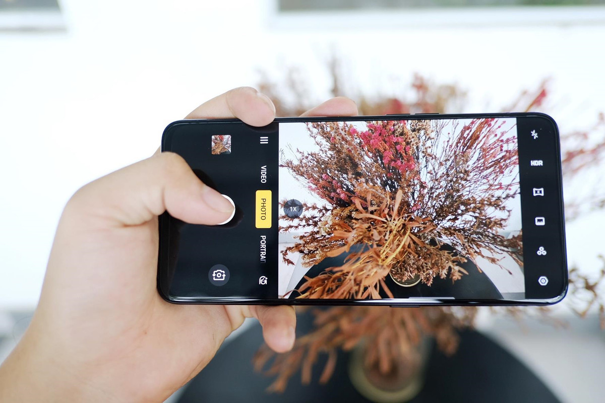 Cụm ba máy ảnh ở mặt sau đem lại khả năng tác nghiệp đa dạng. Trong đó, máy ảnh 48 MP sử dụng cảm biến Sony IMX586, khẩu độ f/1.7, và kích thước lớn 1/2 inch, giúp cải thiện khả năng nhận ánh sáng để đem lại các tấm hình trong trẻo.