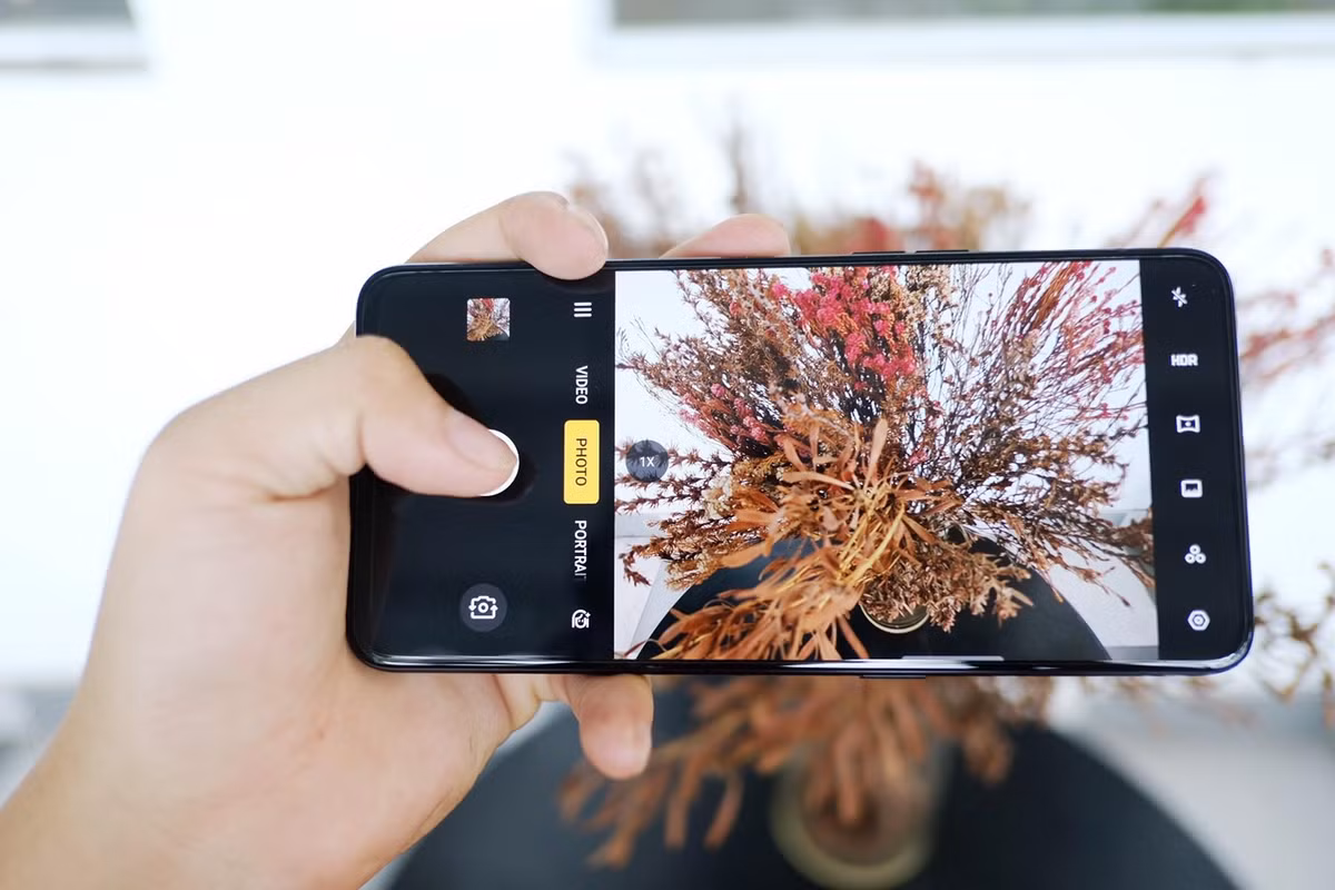 Cụm ba máy ảnh ở mặt sau đem lại khả năng tác nghiệp đa dạng. Trong đó, máy ảnh 48 MP sử dụng cảm biến Sony IMX586, khẩu độ f/1.7, và kích thước lớn 1/2 inch, giúp cải thiện khả năng nhận ánh sáng để đem lại các tấm hình trong trẻo.