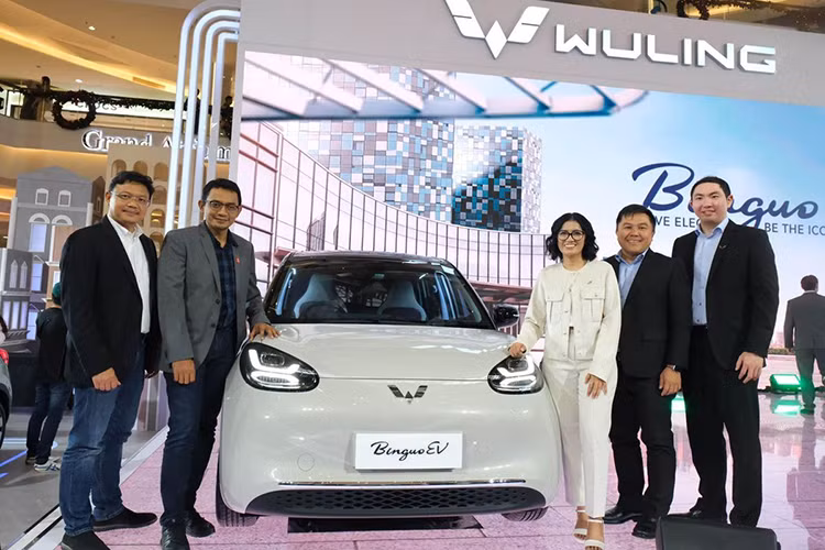 Vào hồi cuối tháng 11/2023, thương hiệu Wuling của Trung Quốc đã giới thiệu mẫu ô tô điện Bingo ở thị trường Indonesia dưới tên gọi BinguoEV. Đến nay, mẫu xe điện Wuling BinguoEV 2024 mới chính thức được bán ra ở đất nước vạn đảo. Tại thị trường Indonesia, xe đã ra mắt với 2 phiên bản là Long Range và Premium Range.