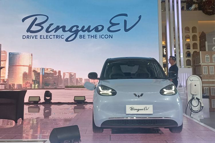 Bù lại, Wuling BinguoEV 2024 chạy điện có kích thước lớn hơn, thiết kế đẹp hơn và trang bị tiện nghi hơn Air EV. Cụ thể, xe sở hữu kích thước dài x rộng x cao lần lượt là 3.950 x 1.708 x 1.580 mm và chiều dài cơ sở 2.560mm.