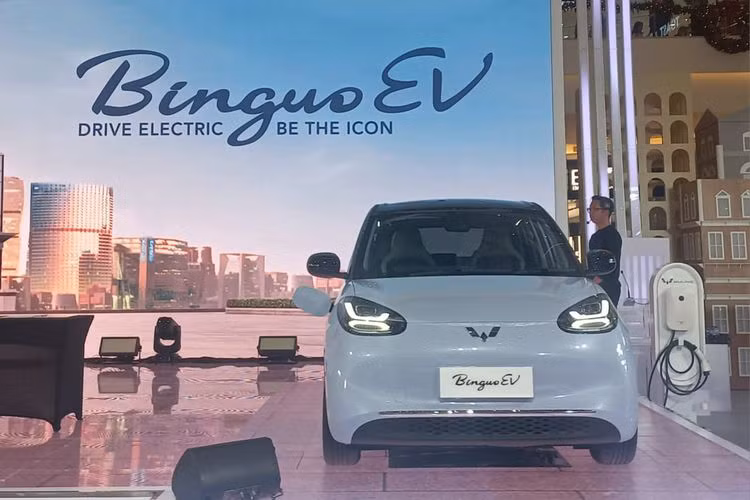 Bù lại, Wuling BinguoEV 2024 chạy điện có kích thước lớn hơn, thiết kế đẹp hơn và trang bị tiện nghi hơn Air EV. Cụ thể, xe sở hữu kích thước dài x rộng x cao lần lượt là 3.950 x 1.708 x 1.580 mm và chiều dài cơ sở 2.560mm.