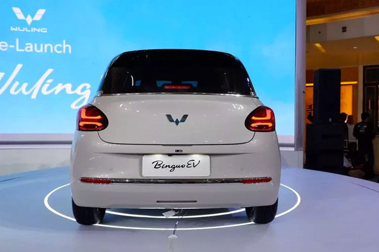 Wuling BinguoEV có những trang bị ngoại thất nổi bật như đèn pha LED hình giọt nước, đèn LED định vị ban ngày, vành thép đi kèm ốp mâm màu bạc và đèn hậu LED. Khi mua mẫu xe này, khách hàng Indonesia có thể chọn các màu sơn như be Milk Tea, xanh bạc hà Mousse Green và xanh dương Galaxy Blue.