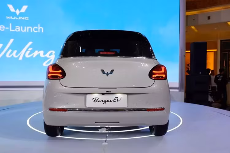Wuling BinguoEV có những trang bị ngoại thất nổi bật như đèn pha LED hình giọt nước, đèn LED định vị ban ngày, vành thép đi kèm ốp mâm màu bạc và đèn hậu LED. Khi mua mẫu xe này, khách hàng Indonesia có thể chọn các màu sơn như be Milk Tea, xanh bạc hà Mousse Green và xanh dương Galaxy Blue.