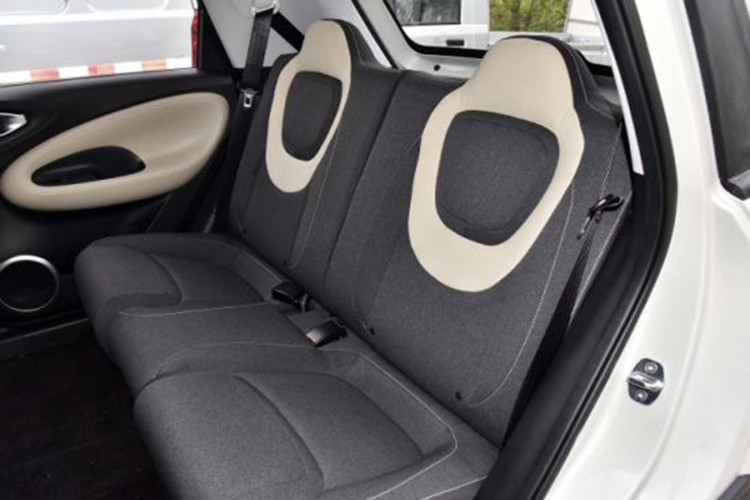 Xe có bảng đồng hồ kỹ thuật số nối liền với màn hình thông tin giải trí cùng có kích thước 10,25 inch và giá để ly giữa 2 ghế trước. Chìa khóa thông minh, khởi động nút bấm, điều hòa kỹ thuật số, ghế lái chỉnh điện và cửa sổ đóng/mở một chạm bên ghế lái cũng có bên trong mẫu xe này.