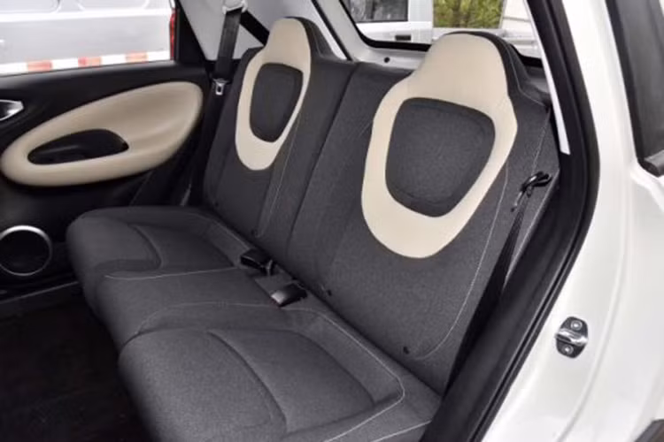 Xe có bảng đồng hồ kỹ thuật số nối liền với màn hình thông tin giải trí cùng có kích thước 10,25 inch và giá để ly giữa 2 ghế trước. Chìa khóa thông minh, khởi động nút bấm, điều hòa kỹ thuật số, ghế lái chỉnh điện và cửa sổ đóng/mở một chạm bên ghế lái cũng có bên trong mẫu xe này.