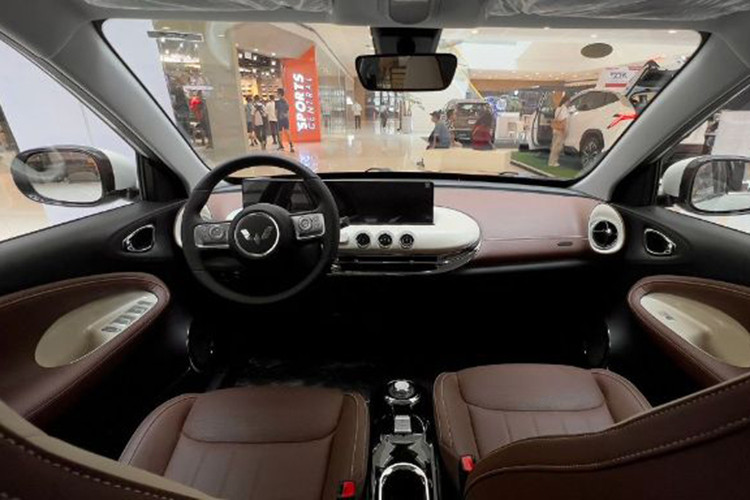 Với kích thước lớn hơn Air EV nên Wuling BinguoEV được trang bị nội thất 5 chỗ ngồi và có khoang hành lý riêng. Bước vào bên trong mẫu ô tô điện này, người dùng sẽ bắt gặp những trang bị như vô lăng 2 chấu tích hợp phím chức năng, ghế bọc da màu nâu phối trắng...