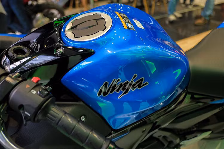 Kawasaki Ninja 650 được trang bị bộ khung mắt cáo, bên cạnh đó chiều cao yên chỉ ở mức 790 mm giúp xe dễ dàng di chuyển và phù hợp với người dùng Châu Á, đồng thời xe cũng tiết kiệm nhiên liệu hơn 6,8%.