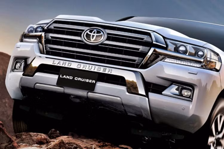 Về thiết kế, mẫu xe SUV Toyota Land Cruiser mới không có nhiều thay đổi so với thế hệ trước đó. hiên bản mới nhất của Land Cruiser không có nhiều thay đổi so với thế hệ trước đó. Xe vẫn mamg phong cách sang trọng và phù hợp với các cung đường off-road với kích thước tổng thế 4950 x 1980 x 1945 (mm) và chiều dài cơ sở 2.850mm.