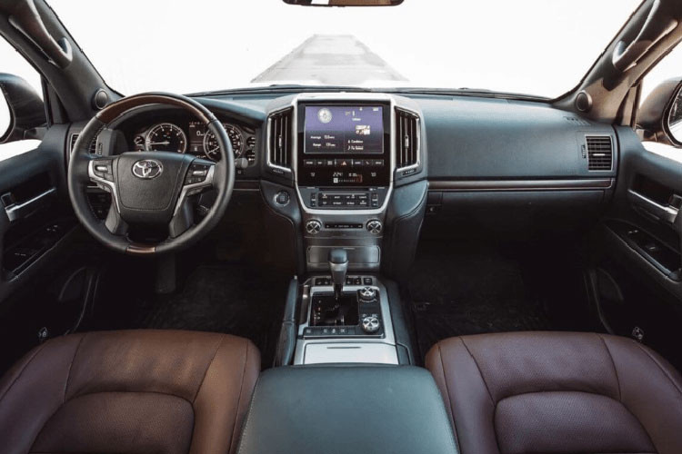 Ngoài ra, Toyota cũng đã trang bị thêm trên Land Cruiser 2020 camera 360 toàn cảnh giúp người lái quan sát được xung quanh xe, loại bỏ điểm mù, giúp việc điều khiển xe dễ dàng và an toàn hơn. Ngoài ra, xe cũng được trang bị thêm một vài tiện ích hiện đại như cốp sau mở điện, sạc không dây, cửa sổ trời, kính tối màu.