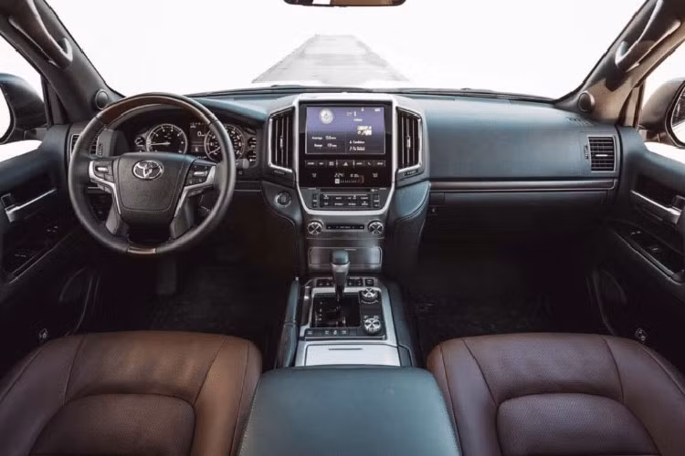 Ngoài ra, Toyota cũng đã trang bị thêm trên Land Cruiser 2020 camera 360 toàn cảnh giúp người lái quan sát được xung quanh xe, loại bỏ điểm mù, giúp việc điều khiển xe dễ dàng và an toàn hơn. Ngoài ra, xe cũng được trang bị thêm một vài tiện ích hiện đại như cốp sau mở điện, sạc không dây, cửa sổ trời, kính tối màu.