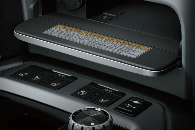 Toyota Land Cruiser mới được trang bị động cơ V8 dung tích 4,6L. Động cơ cho công suất tối đa 304 mã lực tại 5.500 vòng/phút và mô-men xoắn cực đại 431Nm tại 4.300 vòng/phút, đi kèm là hộp số tự động 6 cấp.