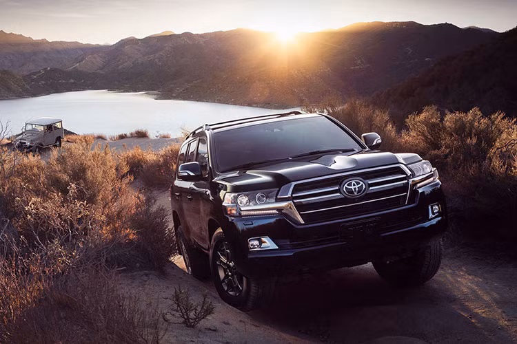 Tại Việt Nam khoảng những năm 2000, Toyota Land Cruiser cũng được lắp ráp trong nước, thuộc thế hệ 100 Series. Nhưng khi chuyển sang Land Cruiser 200 Series, xe đã được nhập khẩu nguyên chiếc từ Nhật Bản.