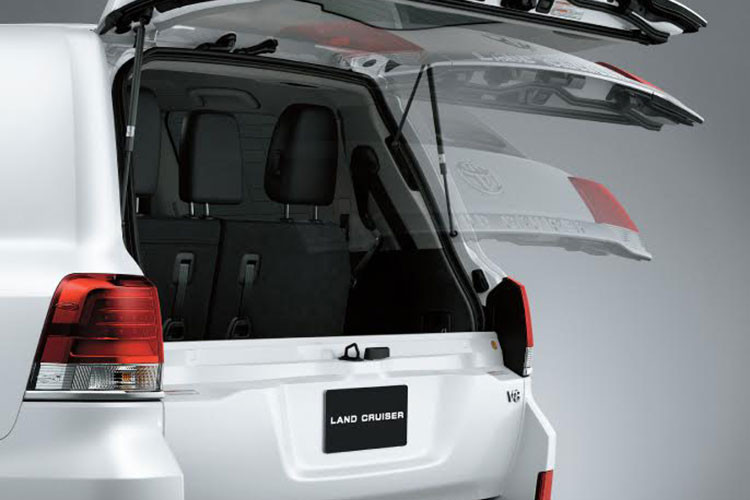 Xe vẫn được trang bị đèn chiếu sáng công nghệ LED tự động tích hợp hệ thống rửa đèn, gương chiếu hậu chỉnh điện chống chói, hệ thống camera lùi tích hợp chỉ dẫn hỗ trợ lùi xe an toàn.