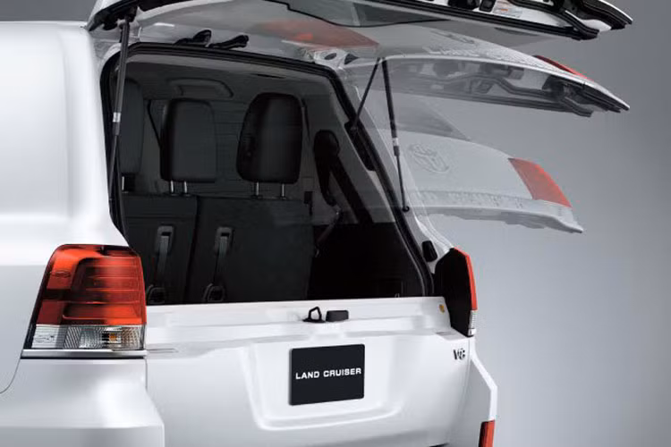 Xe vẫn được trang bị đèn chiếu sáng công nghệ LED tự động tích hợp hệ thống rửa đèn, gương chiếu hậu chỉnh điện chống chói, hệ thống camera lùi tích hợp chỉ dẫn hỗ trợ lùi xe an toàn.