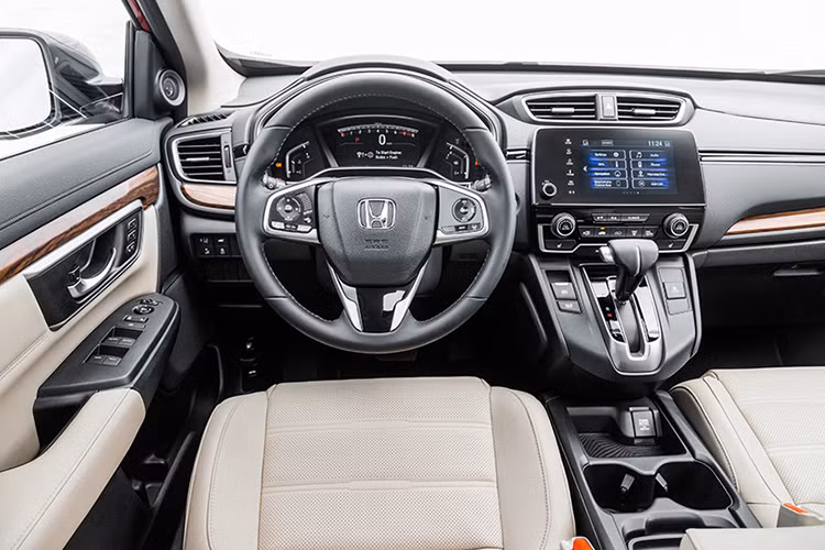 Khoang nội thất của mẫu xe Honda CR-V mới lại được Motor Trend đánh giá cao bởi sự tiện dụng và nhiều khoảng trống, cho phép không gian đầu và không gian để chân thực sự rộng rãi kể cả đối với người lớn. Cửa sau của CR-V mở lớn, cho phép người dùng dễ dàng ra vào.