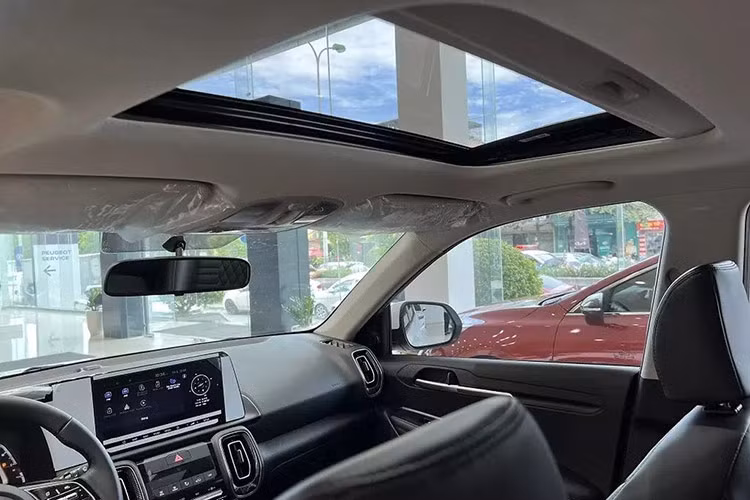 Bên cạnh đó, xe còn sở hữu các trang bị khác như: điều hòa tự động với các nút chỉnh mới dạng phím đàn piano, khởi động máy/hệ thống điều hòa từ xa, cửa sổ trời chỉnh điện/chống kẹp an toàn, cổng điện 12V, cổng USB Type C, khay để mắt kính, đèn chiếu sáng tách biệt cho khoang lái,...