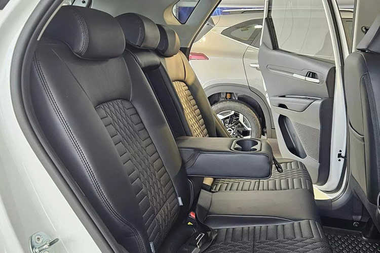 Đáng tiếc là Kia Sonet 2024 phân phối tại Việt Nam không có phanh tay điện tử, tính năng tự động giữ phanh tạm thời Auto Hold hay các hệ thống an toàn chủ động ADAS như ở thị trường nước ngoài.