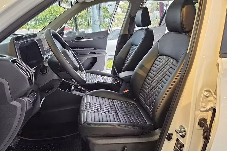 Về an toàn, Kia Sonet 2024 được bổ sung 2 tính năng mới là hệ thống điều khiển hành trình Cruise Control và giới hạn tốc độ Manual Speed Limit Assist. Ngoài ra, xe vẫn được trang bị tiêu chuẩn: 2 - 6 túi khí (tùy phiên bản), chống bó cứng phanh (ABS), phân phối lực phanh điện tử (EBD), cân bằng điện tử (ESC), hỗ trợ khởi hành ngang dốc (HAC), phanh tay chỉnh cơ và cảm biến áp suất lốp.