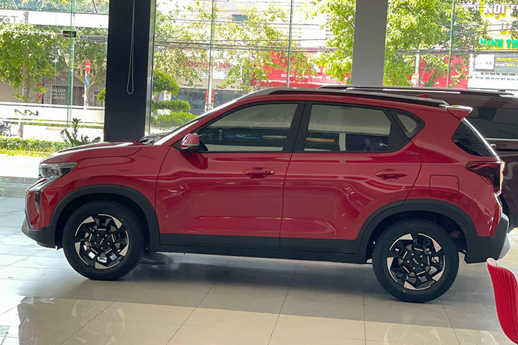 Về truyền động, mẫu SUV hạng A này dùng động cơ xăng 4 xi-lanh, dung tích 1.5L, sản sinh công suất tối đa 113 mã lực và mô-men xoắn cực đại 144 Nm như cũ. Động cơ đi với hộp số tự động biến thiên vô cấp giả lập 8 cấp số. Trong khi đó, tùy chọn hộp số sàn 6 cấp đã bị loại bỏ. Xe có 3 chế độ lái là Normal/Eco/Sport và 3 chế độ địa hình Snow/Mud/Sand.