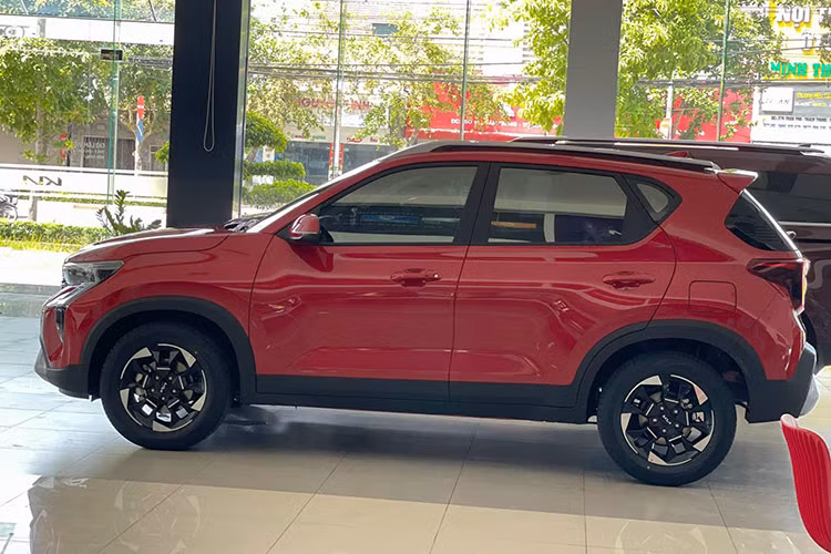 Về truyền động, mẫu SUV hạng A này dùng động cơ xăng 4 xi-lanh, dung tích 1.5L, sản sinh công suất tối đa 113 mã lực và mô-men xoắn cực đại 144 Nm như cũ. Động cơ đi với hộp số tự động biến thiên vô cấp giả lập 8 cấp số. Trong khi đó, tùy chọn hộp số sàn 6 cấp đã bị loại bỏ. Xe có 3 chế độ lái là Normal/Eco/Sport và 3 chế độ địa hình Snow/Mud/Sand.