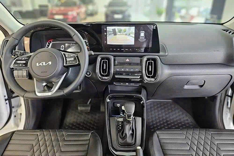 So với thế hệ tiền nhiệm, Kia Sonet 2024 có không gian nội thất hiện đại hơn hẳn. Xe được trang bị các tiện ích đáng chú ý như: màn hình đa thông tin TFT LCD 4,2 inch, màn hình cảm ứng trung tâm 10,25 inch, hỗ trợ Apple CarPlay/Android Auto không dây, bản đồ dẫn đường, Bluetooth đàm thoại rảnh tay và hệ thống âm thanh 6 loa.