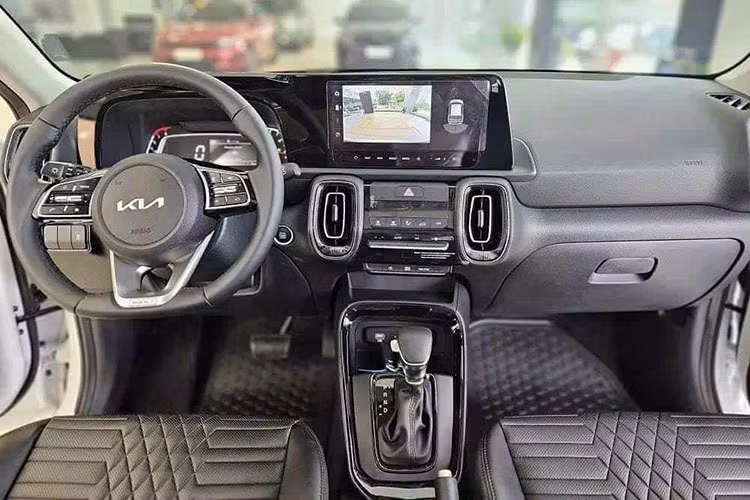 So với thế hệ tiền nhiệm, Kia Sonet 2024 có không gian nội thất hiện đại hơn hẳn. Xe được trang bị các tiện ích đáng chú ý như: màn hình đa thông tin TFT LCD 4,2 inch, màn hình cảm ứng trung tâm 10,25 inch, hỗ trợ Apple CarPlay/Android Auto không dây, bản đồ dẫn đường, Bluetooth đàm thoại rảnh tay và hệ thống âm thanh 6 loa.