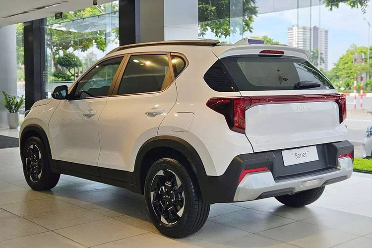 Về kích thước, mẫu xe SUV Kia Sonet 2024 có chiều dài x rộng x cao lần lượt là 4.110 x 1.790 x 1.625 mm và chiều dài cơ sở 2.500 mm. Số đo này đã có sự thay đổi so với phiên bản cũ. Khoang hành lý của xe có thể tích tiêu chuẩn là 392 lít. Hàng ghế sau có thể gập 60:40 để tăng thể tích khoang hành lý.